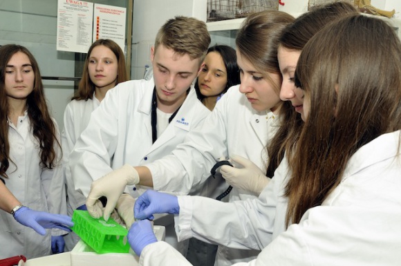 Zostań naukowcem! Warsztaty ADAMED SmartUP Academy LIFESTYLE, Kariera - Zastanawiasz się, czym są choroby alergiczne i w jaki sposób się je rozpoznaje? Chcesz dowiedzieć się, jak przebiega diagnostyka zakażeń bakteryjnych i infekcji wirusowych za pomocą przeciwciał?