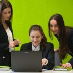 CHCESZ PODWOIĆ SWOJE ZAROBKI? PRZEKWALIFIKUJ SIĘ Z HUMANISTY NA PROGRAMISTĘ!